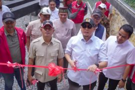 Bupati Solok Bersama Wakil Ketua Komisi VI DPR RI Resmikan Tower BTS di Nagari Sulit Air