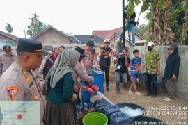 Polisi salurkan air bersih untuk warga Desa Parit Ogan Ilir