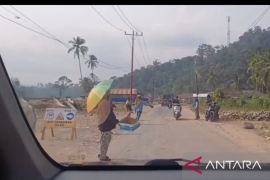 Banjir Bandang berlalu, Penyintas Tapsel kini menadahkan kardus di pinggir jalan