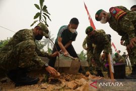 Pemkot Pontianak - TNI tanam pohon bentuk peduli lingkungan