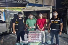 Hentikan mobil boks di Jalan Lintas Sumatra, Bea Cukai Teluk Nibung sita 448.400 batang rokok ilegal
