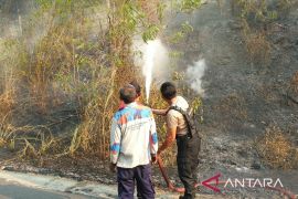 Polres OKU padamkan karhutla di Jalan Lintas Sumatera Desa Pusar