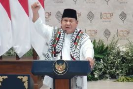Prabowo teriakkan "Free Palestine" dan kenakan keffiyeh di Gontor