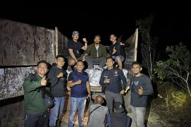 Ditpolairud Polda Babel buru korlap kasus penyelundupan ratusan kampil pasir timah ilegal di Beltim