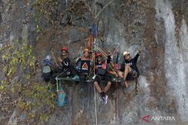 FPTI Kalsel buka dua jalur panjat ketinggian 90 meter di Tebing Batu Sawar HST