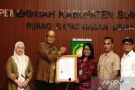 Pemkot Sumbawa menerima sertifikat HAKI 55 motif tenun Kre Alang