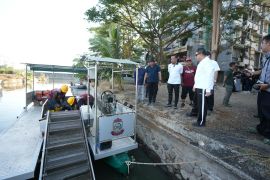 Pemkot Makassar bersih-bersih Pantai Losari peringati WCD