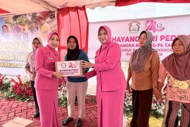 Bhayangkari Sulteng salurkan 100 paket sembako untuk masyarakat