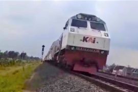 Daop Madiun tegaskan aksi peletakan batu di atas rel melanggar hukum