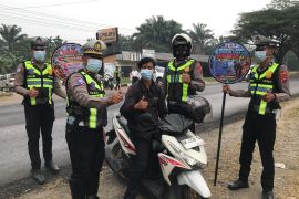 Kemarau dan kabut asap, Polres Dharmasraya bergerak bantu warga