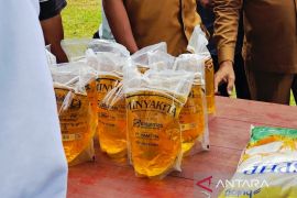 Perum Bulog Natuna salurkan 69.000 liter minyak goreng hingga September