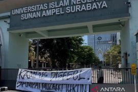 Mahasiswa UINSA segel gerbang kampus tuntut rektor mundur