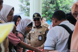 Operasi pasar Diskoumperindag Kabupaten Serang diserbu emak-emak Gunungsari