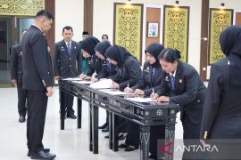 Lantik 5 Pejabat Fungsional Non-Manajerial, Kakanwil Kemenkum Riau tekankan dedikasi dan integritas