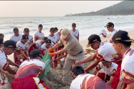 Erzaldi Ajak Laskar Gerindra Bersihkan Pantai Tanjung Pesona