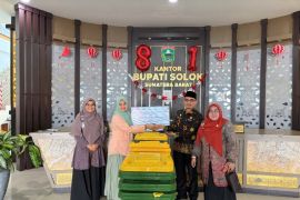 Dukung Kebersihan Fasilitas Publik, BPJS Kesehatan Cabang Solok Salurkan Bantuan Tong Sampah Kepada Pemkab Solok