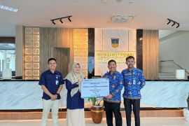 BPJS Kesehatan Cabang Solok Dukung Kebersihan Destinasi Wisata Solok Selatan melalui Bantuan Tong Sampah