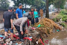 Delapan rumah tergenang banjir akibat hujan deras di Gekbrong Cianjur