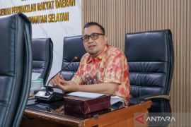 Dewan prihatin Gubernur Kalsel ikut semprot karhutla
