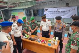 Bersama APH Indragiri Hilir, Lapas Tembilahan razia gabungan dan tes urine warga binaan