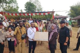 Pemprov Papua Selatan serahkan bantuan internet VSAT bagi SD YPK Pachas