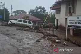 Banjir bandang rusak perkantoran bupati dan rumah warga di Solok