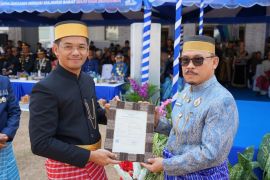 Kemenkum Sulbar serahkan sertifikat Hak Cipta PASTIPADU ke Gubernur Sulbar