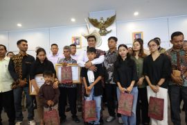 Mentan memberi beasiswa kepada keluarga ASN korban penembakan di Jayawijaya