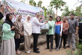 Sinergi Bersama Pemprov Sumsel, Kilang Plaju Salurkan Dukungan 10 Ribu Bibit Ikan Patin di Kecamatan Plaju Untuk Dukung Gerakan Sumsel Mandiri Pangan