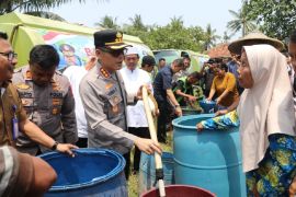 Polres Tangerang salurkan 32 ribu liter air untuk 2.039 warga Pakuhaji