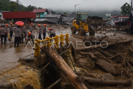 Polisi bantu penanganan banjir bandang di Solok