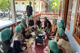 Mahasiswa UMY dampingi warga Panjatan olah kelapa jadi minyak goreng