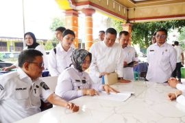 Tekankan disiplin dan pelayanan, Plt. Bupati Langkat Tiorita sidak puskesmas dan SMPN 1 Stabat