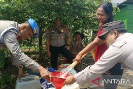 Polisi salurkan 7.000 liter air bersih untuk warga Musi Banyuasin
