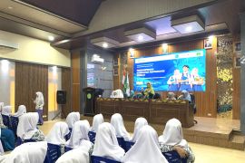 Poltekkes Tanjungkarang Prodi Kebidanan Metro berikan edukasi kesehatan reproduksi di MAN 1 Metro
