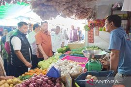 Operasi pasar di dua pasar tradisional Makassar untuk tekan harga