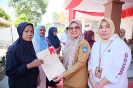 Bupati Gowa serahkan 100 sertifikat PTSL ke warga di Kecamatan Parigi