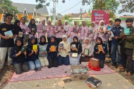Srikandi PLN UP3 Pringsewu berbagi buku guna dorong budaya literasi