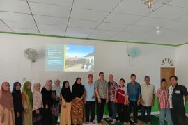 Tim pengabdian UNP terapkan energi surya dukung kemandirian energi Surau Al-Ikhlas di Tanah Datar