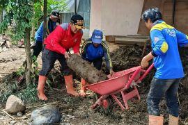 Personel Tagana Sawahlunto turun bantu pemulihan bencana galodo di Kabupaten Solok