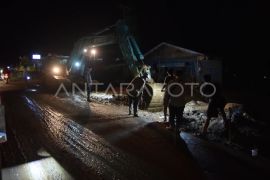 Pembukaan jalan pascabencana banjir bandang di Solok