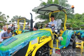 Sambut Hari Tani, Pemkab Aceh Barat bagikan 420 unit alsintan untuk petani