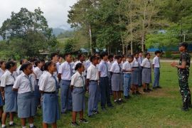Yonif TP 810/ BEM tanamkan cinta tanah air pelajar SMA Advent Doyo