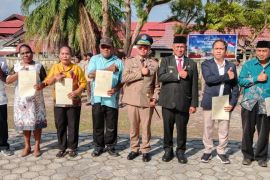 Kantor Agraria dan Tata Ruang/BPN serahkan tiga sertifikat tanah Pemkab Biak Numfor