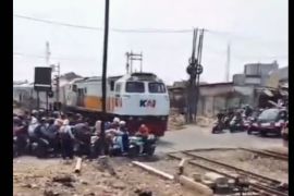 Daop 1 Jakarta ingatkan masyarakat tidak terobos palang perlintasan tertutup