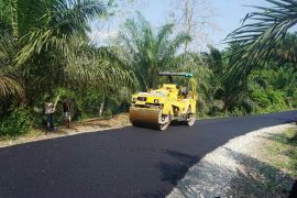 Pemkab Dharmasraya mulai aspal jalan Pulau Punjung-Lubuk Bulang