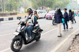 Dosen-mahasiswa Pendidikan Biologi sambut Milad ke-39 UMPR dengan bagi masker