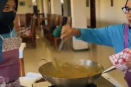 Disperinkop Mataram memberikan pelatihan pembuatan sambal Nusantara