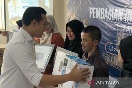 Pemkab Cianjur menyerahkan bantuan alat untuk 400 pelaku UMKM