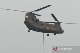 Helikopter Chinook Jepang perdana lakukan water bombing di Ketapang